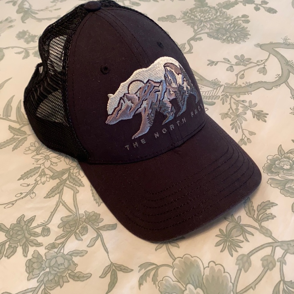 Black north face hat